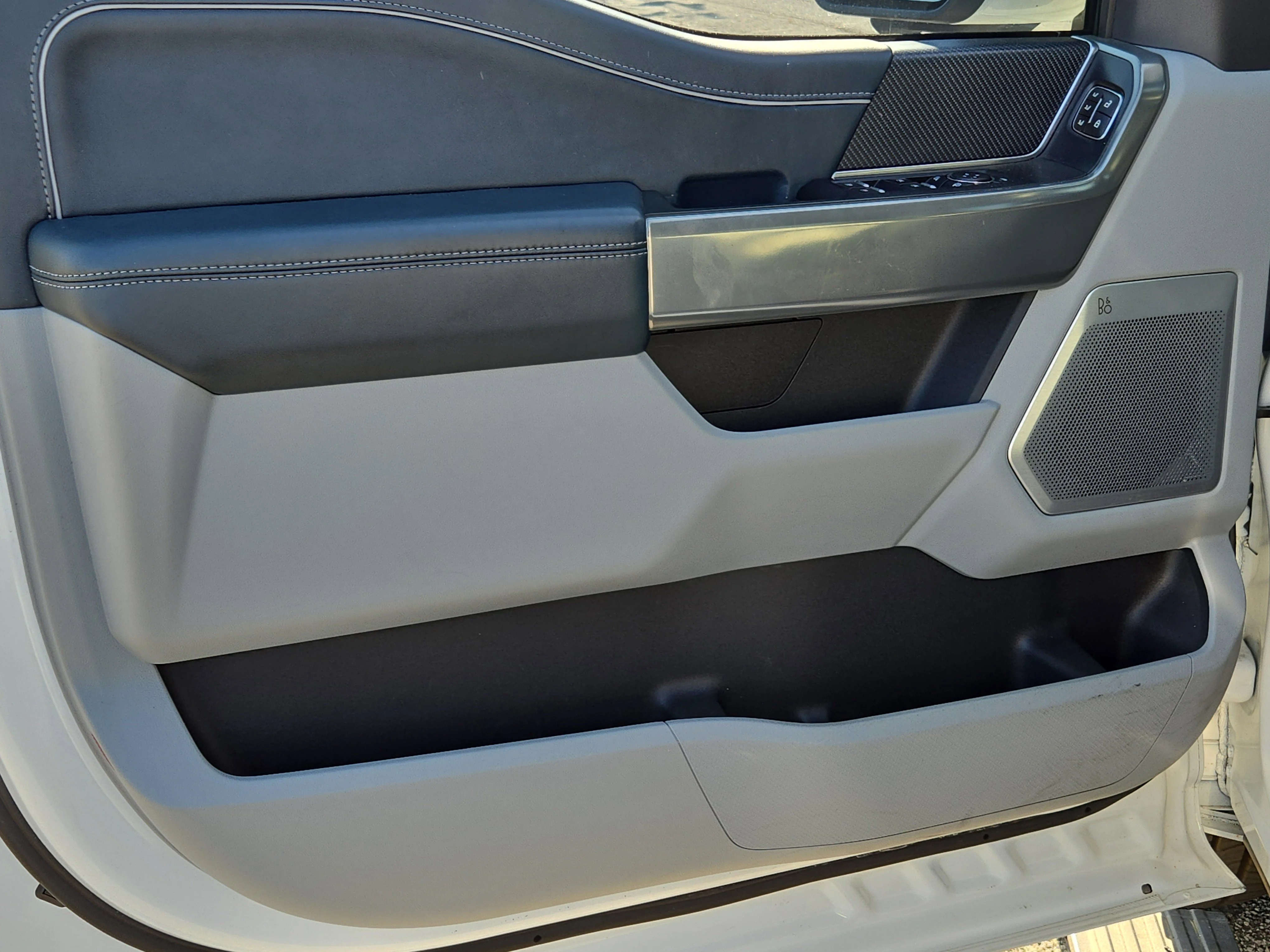 Used 2023 White Ford Limited image 16