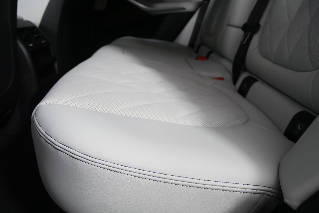 Used 2026 Alpine White BMW xDrive40i image 15