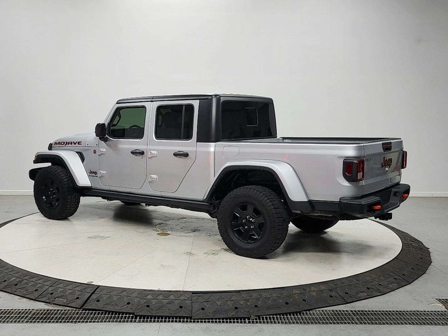 Used 2022 Silver Jeep Mojave image 5