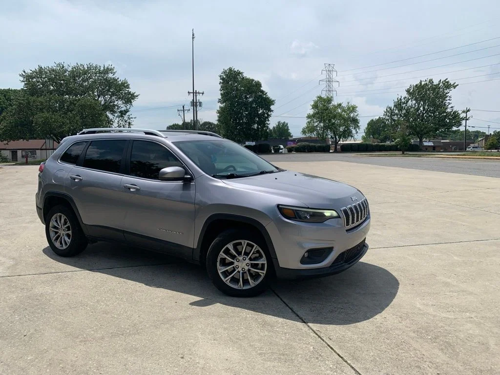 Used 2021 Silver Jeep Latitude Plus image 7