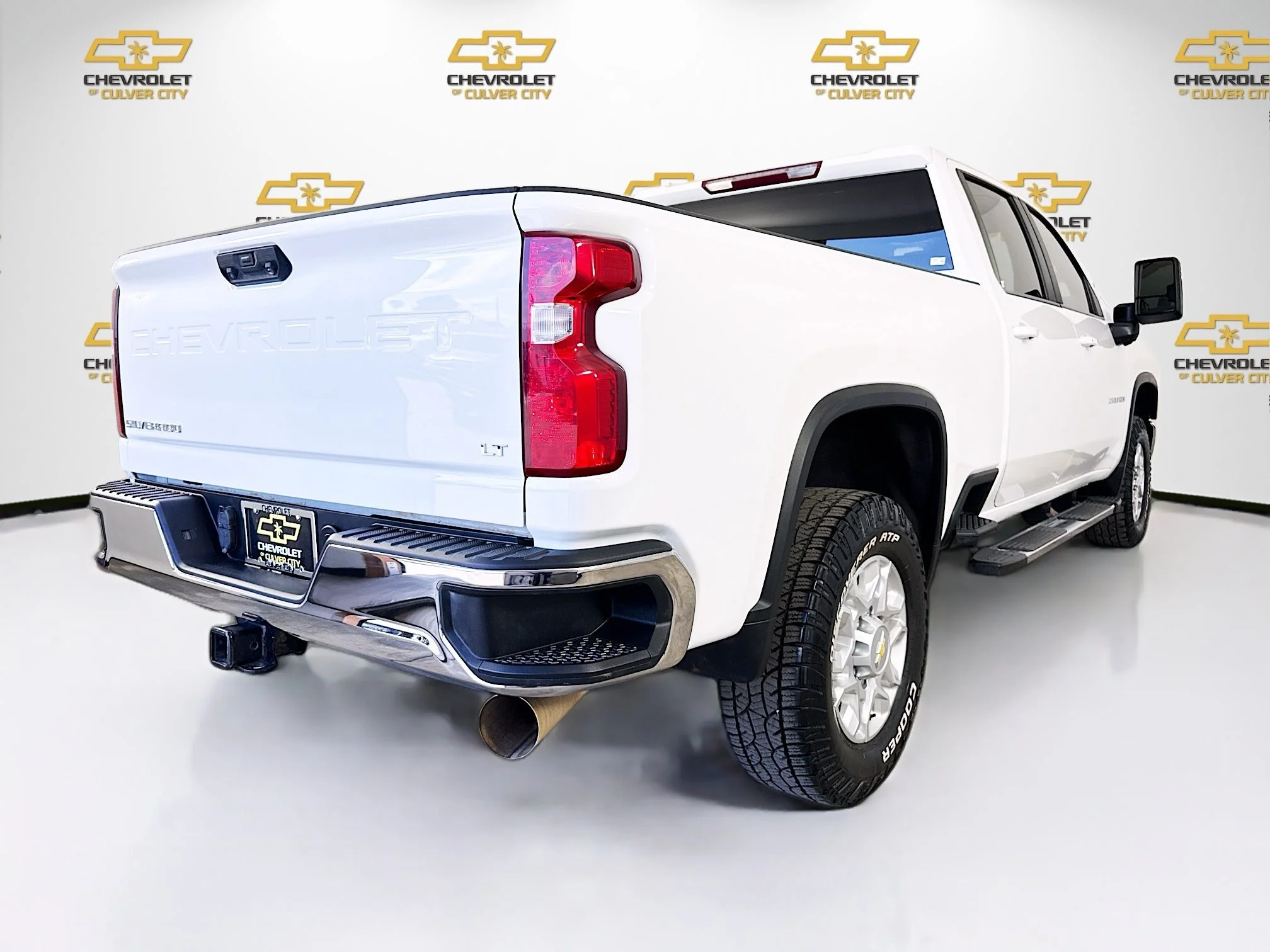 Used 2022 Summit White Chevrolet LT image 8