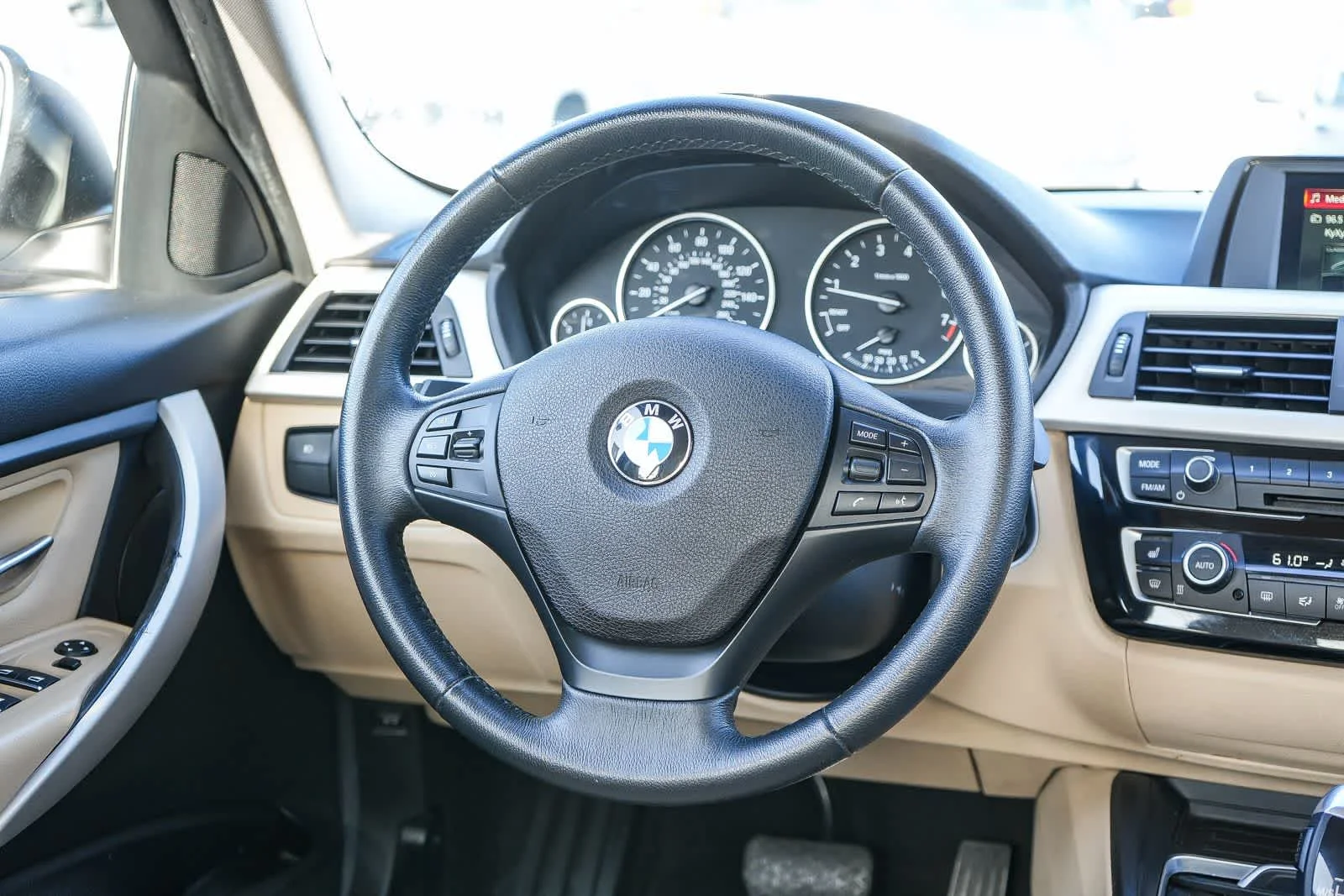 Used 2018 White BMW 320i image 16