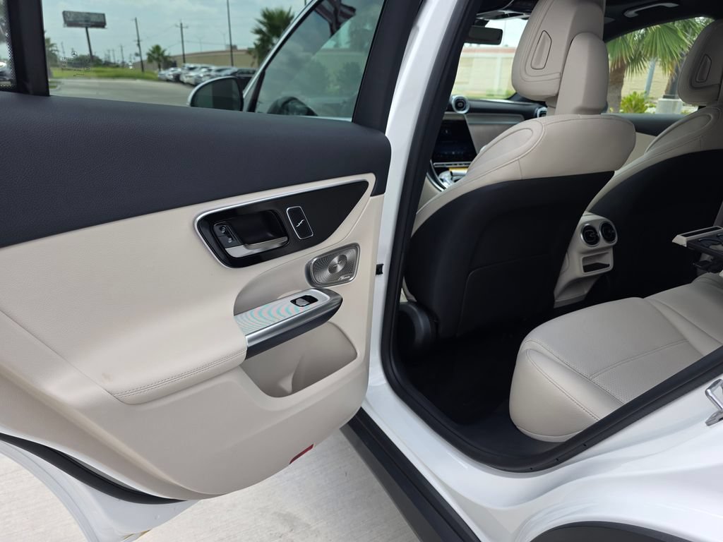 New 2026 Polar White Mercedes-Benz GLC 300 image 43