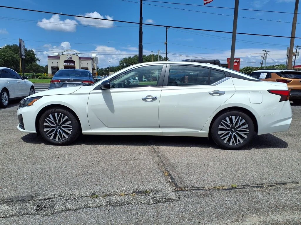 Used 2025 White Nissan 2.5 SV image 17