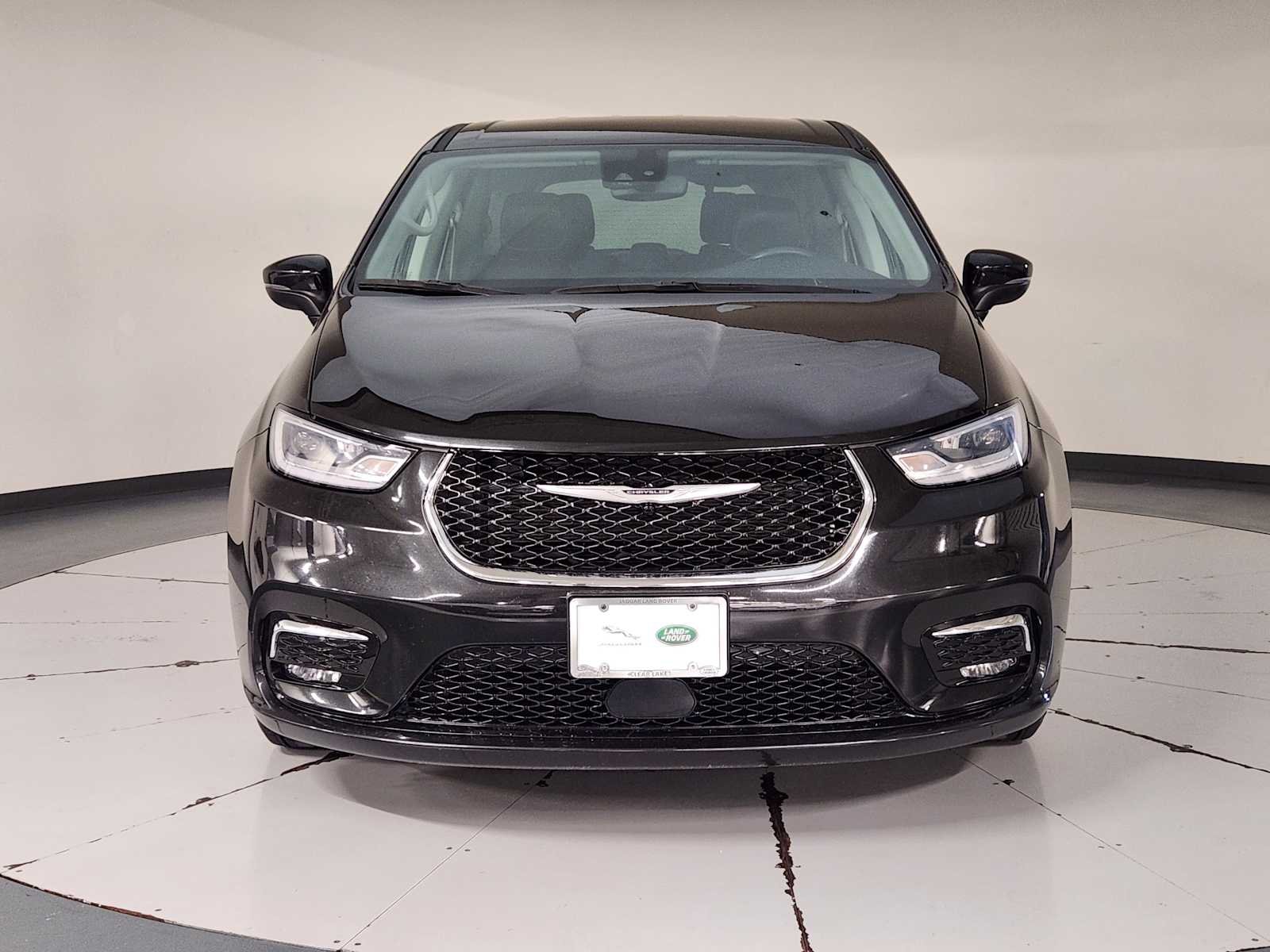 Used 2023 Brilliant Black Crystal Pearlcoat Chrysler Touring L image 9
