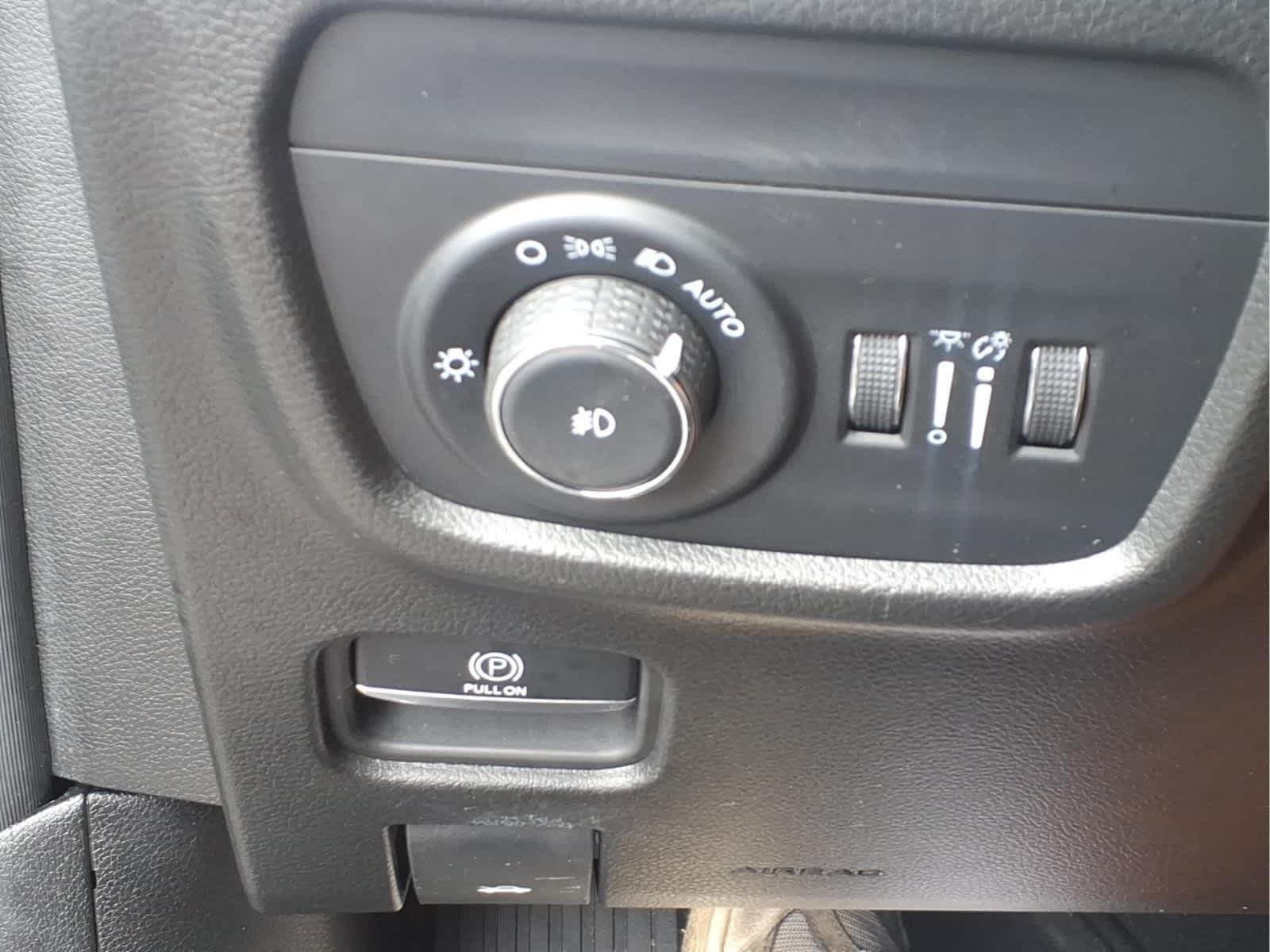 Used 2023 Diamond Black Crystal Pearlcoat Jeep Overland image 21