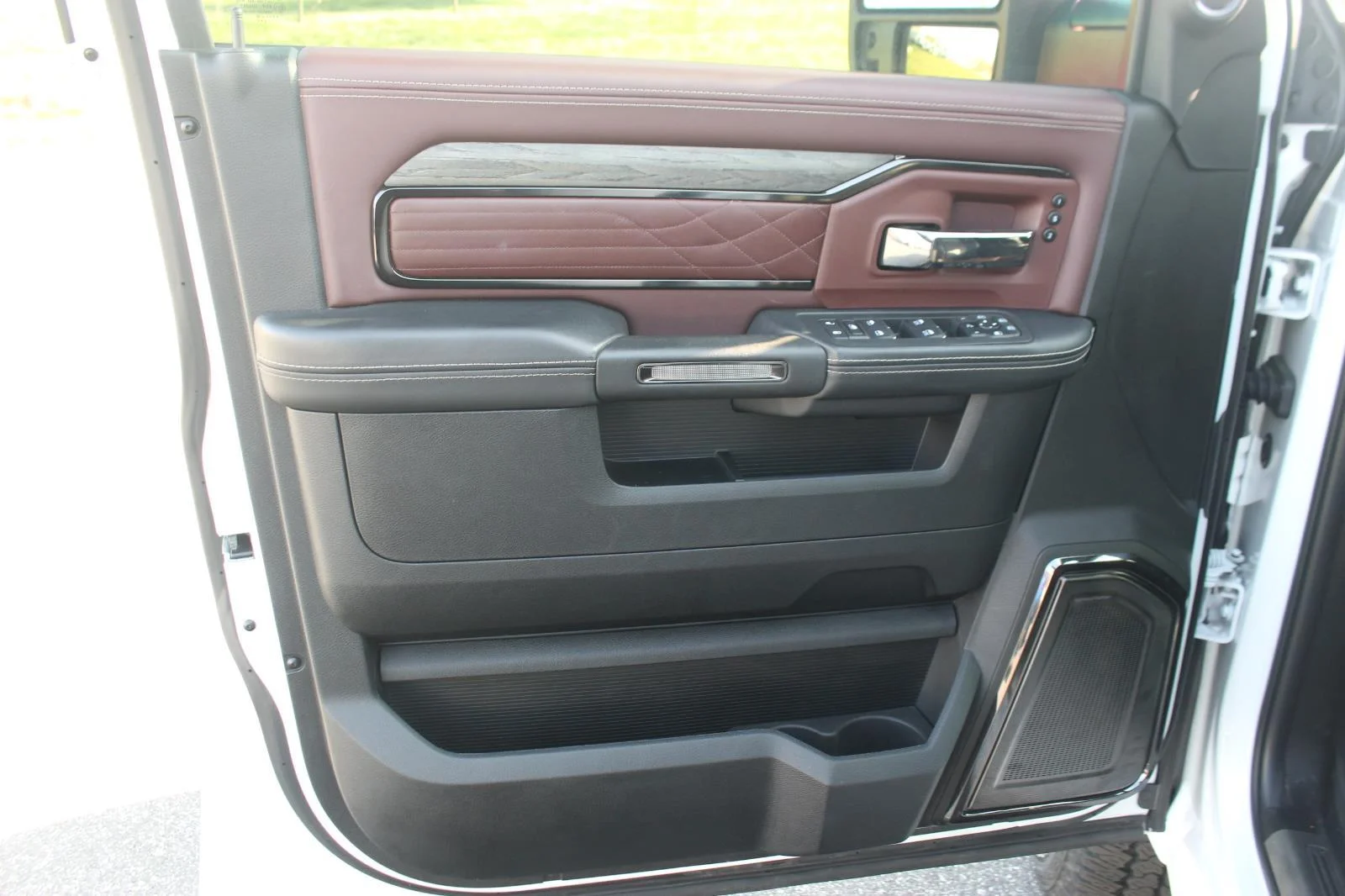 Used 2025 White Ram Limited image 14