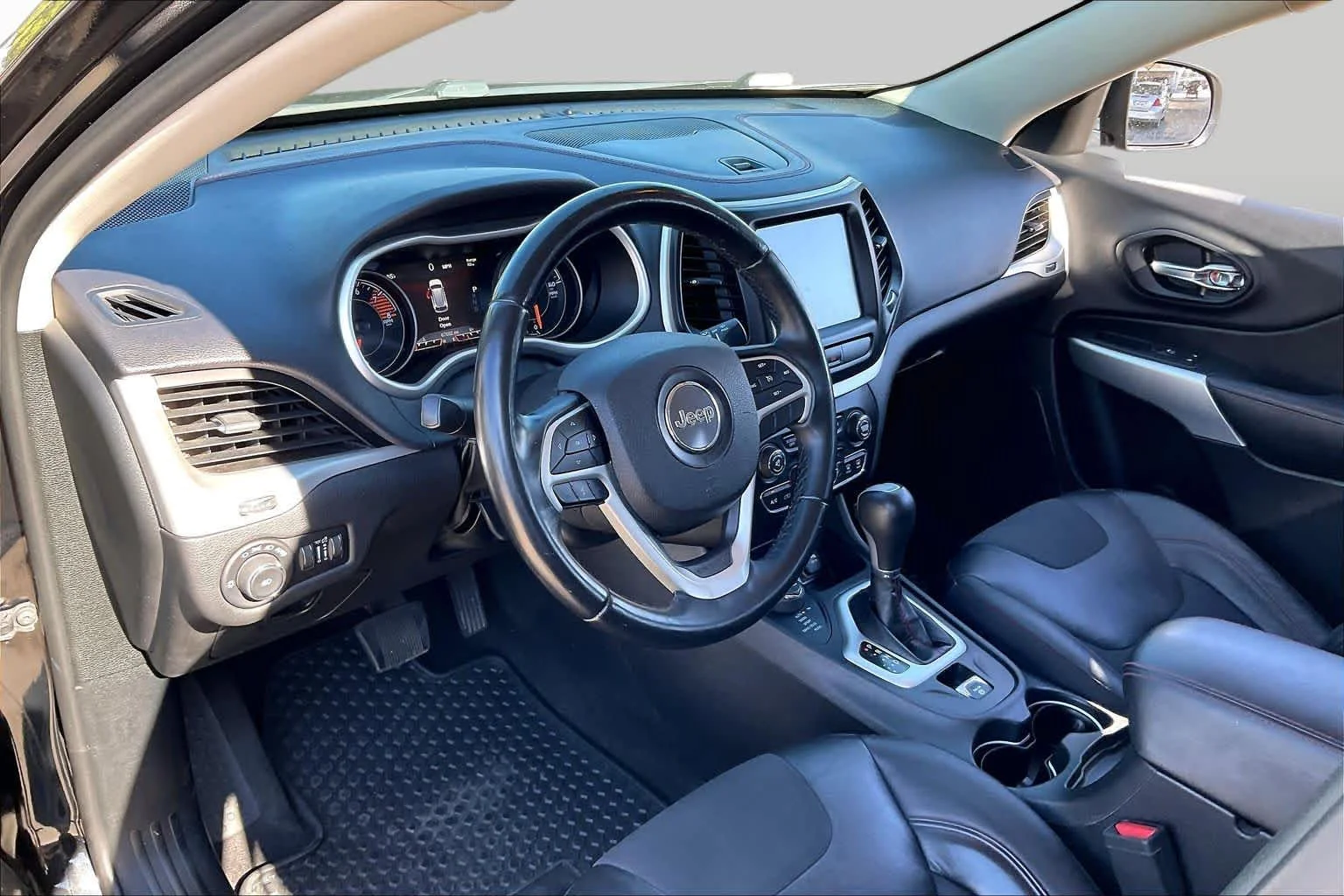 Used 2018 Diamond Black Crystal Pearlcoat Jeep Trailhawk image 17