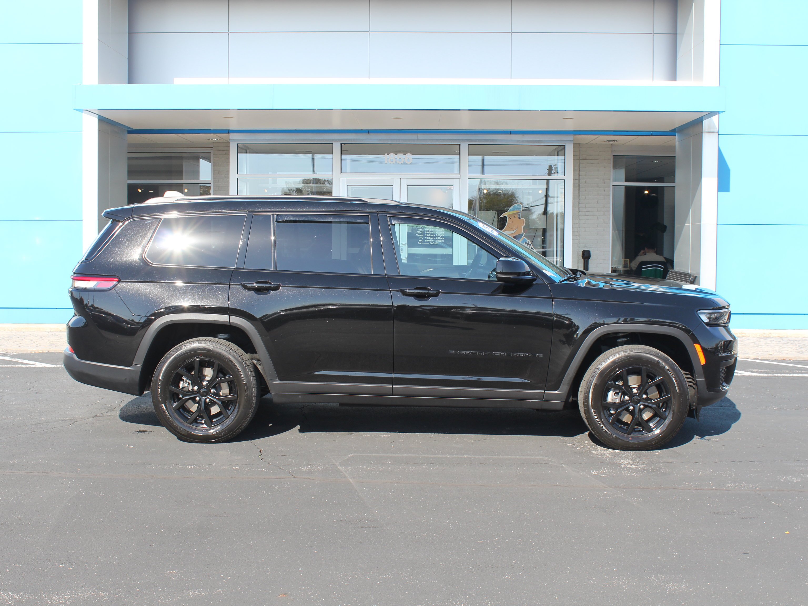 Used 2025 Black Jeep Altitude X image 5