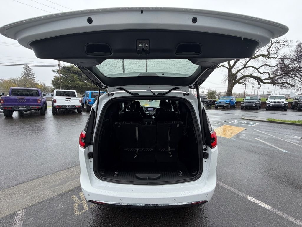 2025 Chrysler Pacifica Select - Photo 25