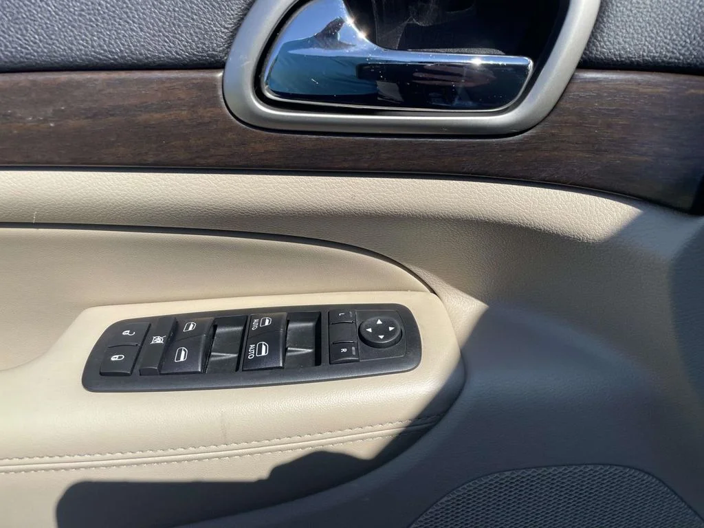 Used 2017 Diamond Black Crystal Pearlcoat Jeep Laredo image 19
