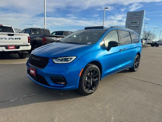 New 2026 Hydro Blue Pearl-Coat Exterior Paint Chrysler Limited image 3