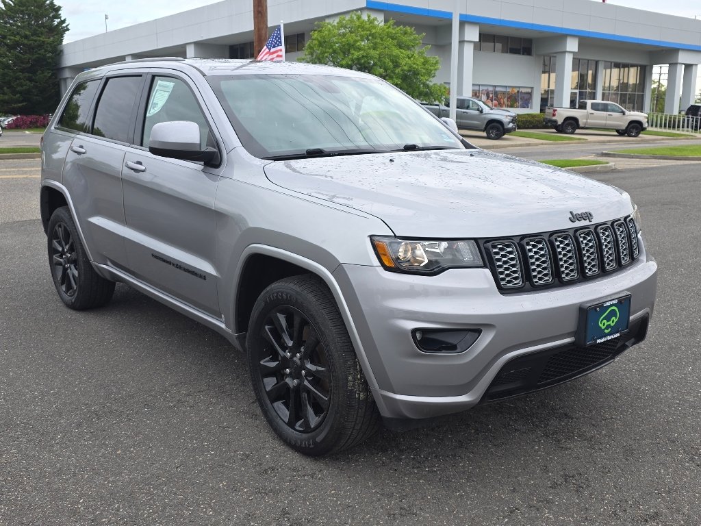 Used 2019 Billet Silver Metallic Clear Coat Jeep Altitude image 9