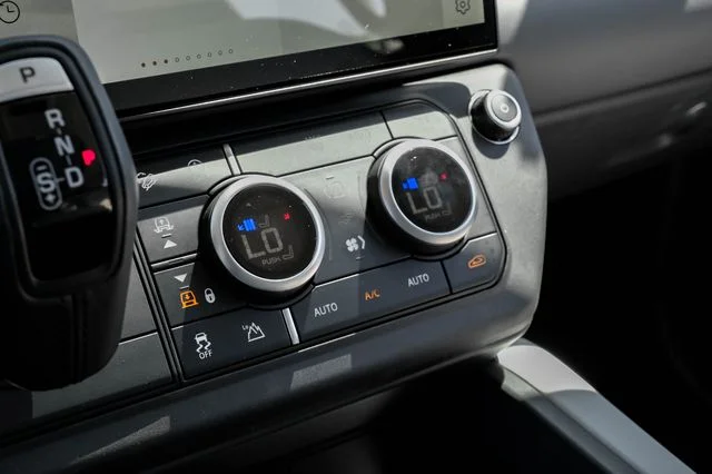 New 2026 Tasman Blue Land Rover X-Dynamic SE image 32