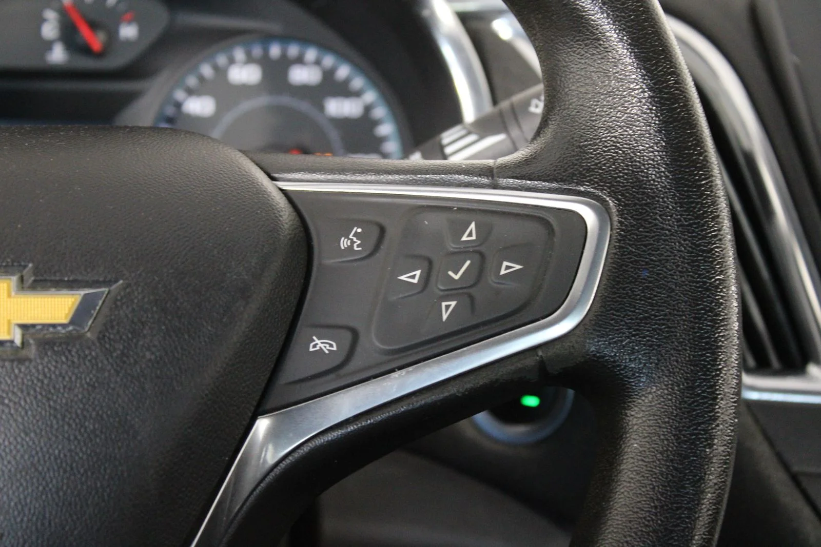 Used 2017 White Chevrolet LT image 17