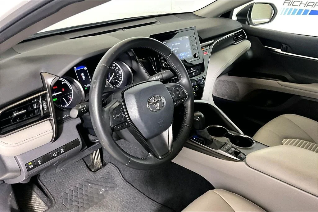 Used 2024 Ice Toyota SE image 10