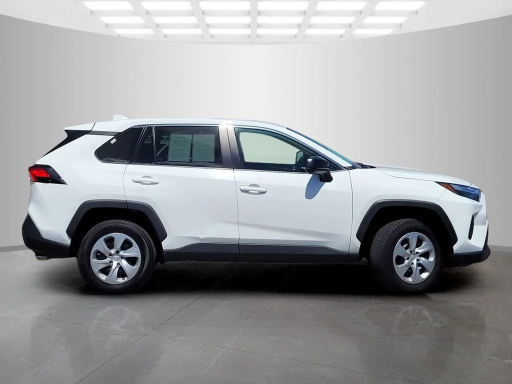 Used 2024  Toyota LE image 3