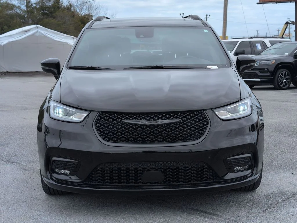 Used 2025 Black Chrysler Limited image 8
