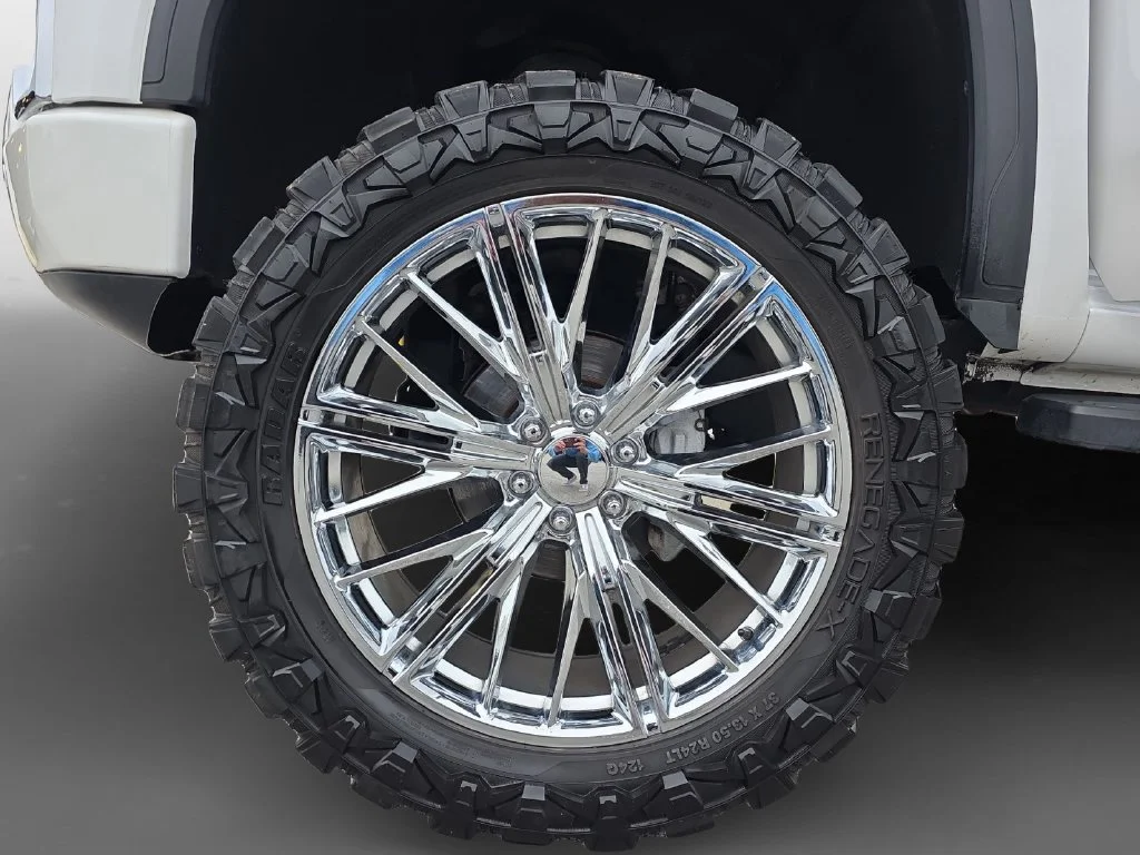 Used 2021 White GMC Denali image 16