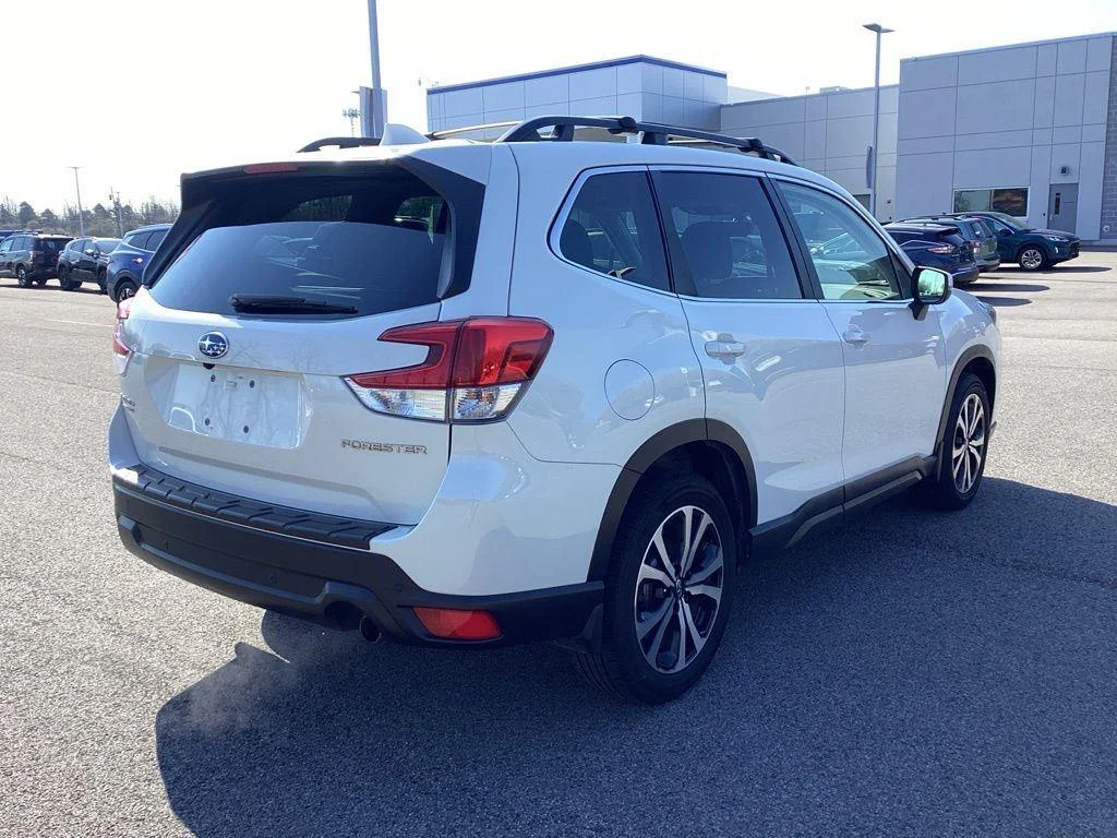 Used 2023 Crystal White Pearl Subaru Limited image 9