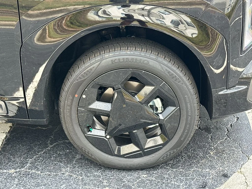 New 2027 Black Kia X-Line S image 12