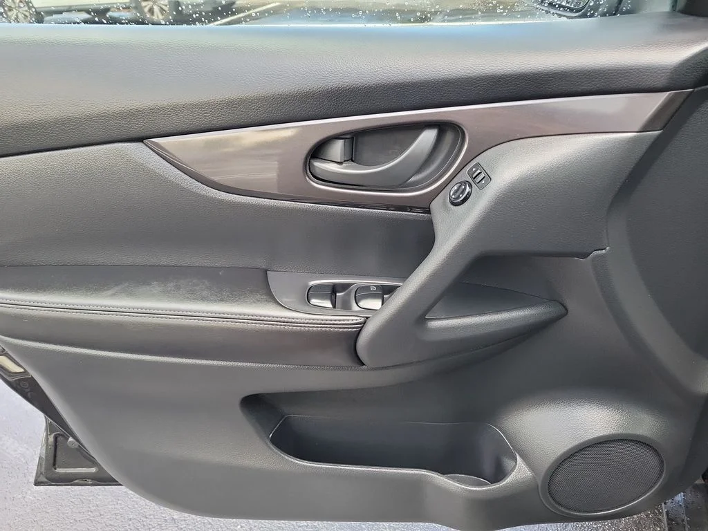Used 2019 Black Nissan S image 21
