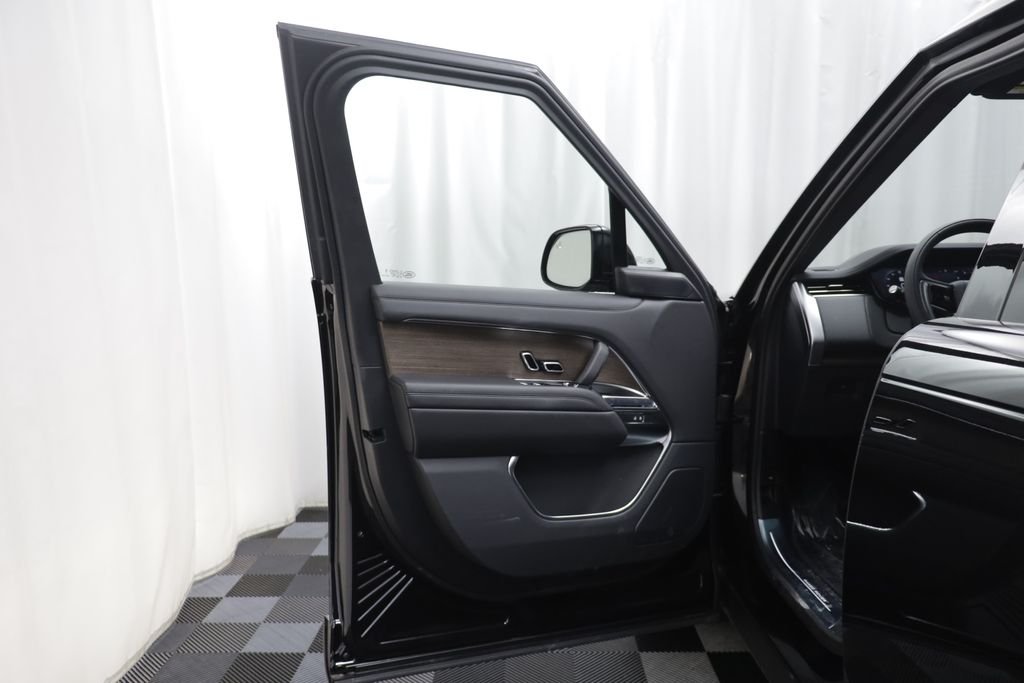 New 2026 Santorini Black LAND ROVER SE 7 Seats image 5