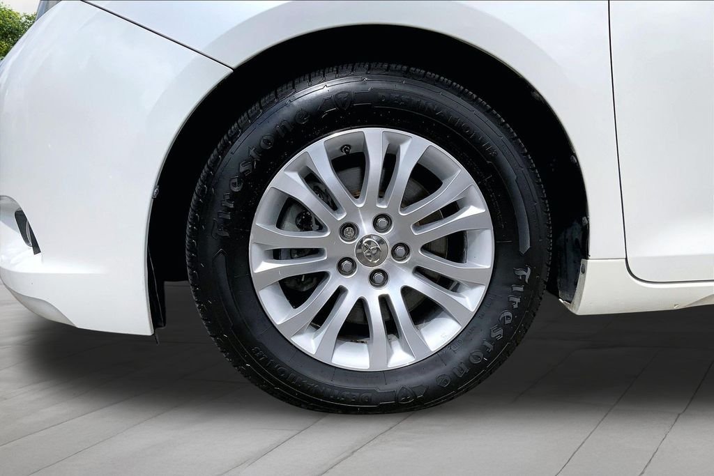 Used 2015 White Toyota XLE Premium image 34