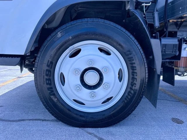 New 2025 White ISUZU 16ft Thermo King w/2500lb Lift, 19,500lb GVWR image 10