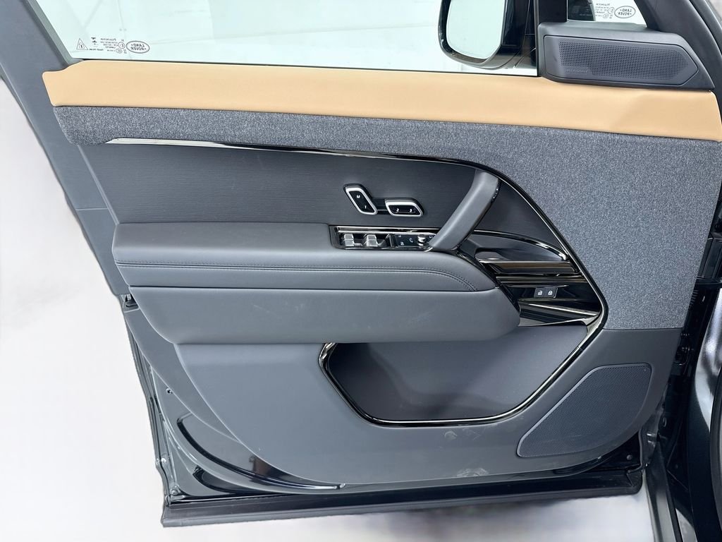 New 2026 Santorini Black Land Rover Dynamic SE image 24