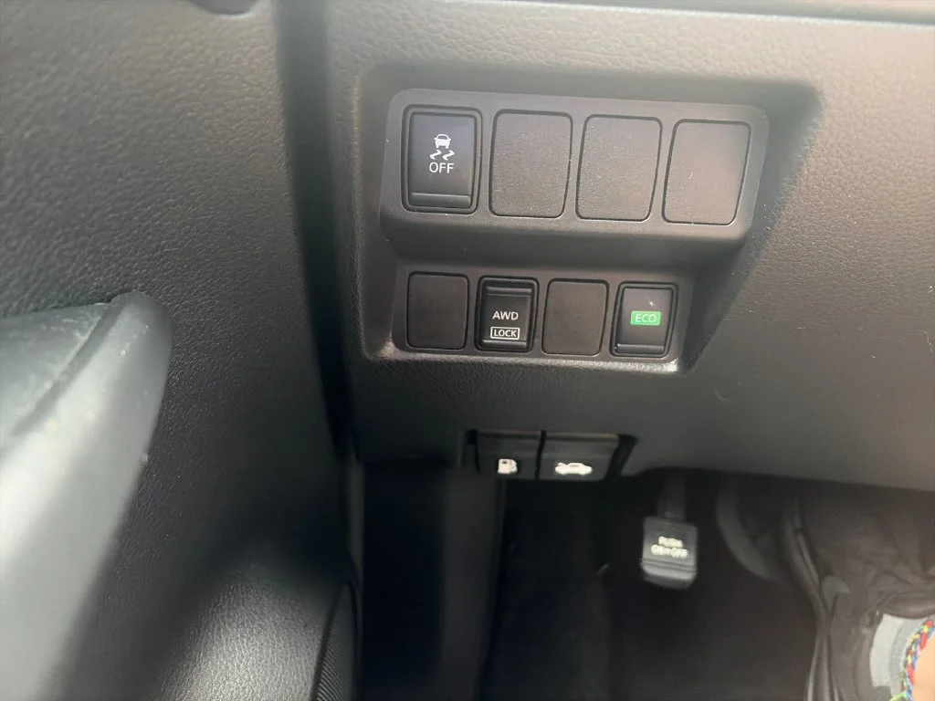 Used 2018 Black Nissan S image 31