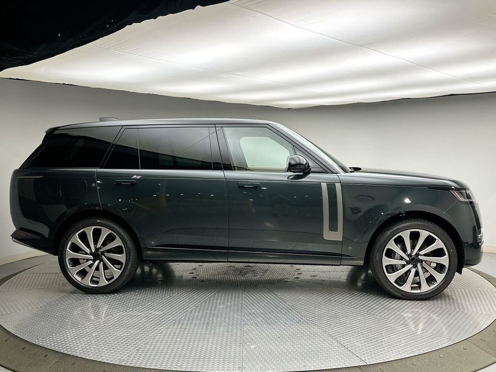 New 2026 Belgravia Green Metallic Land Rover SE image 4