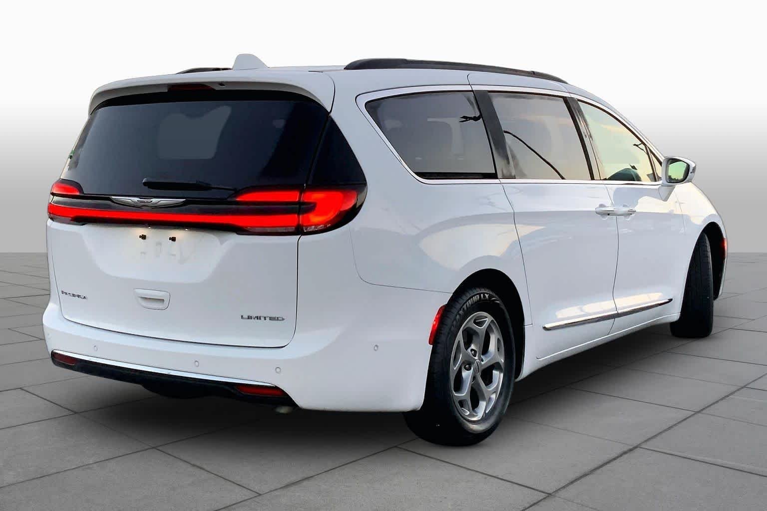 Used 2022 Bright White Clearcoat Chrysler Limited image 12