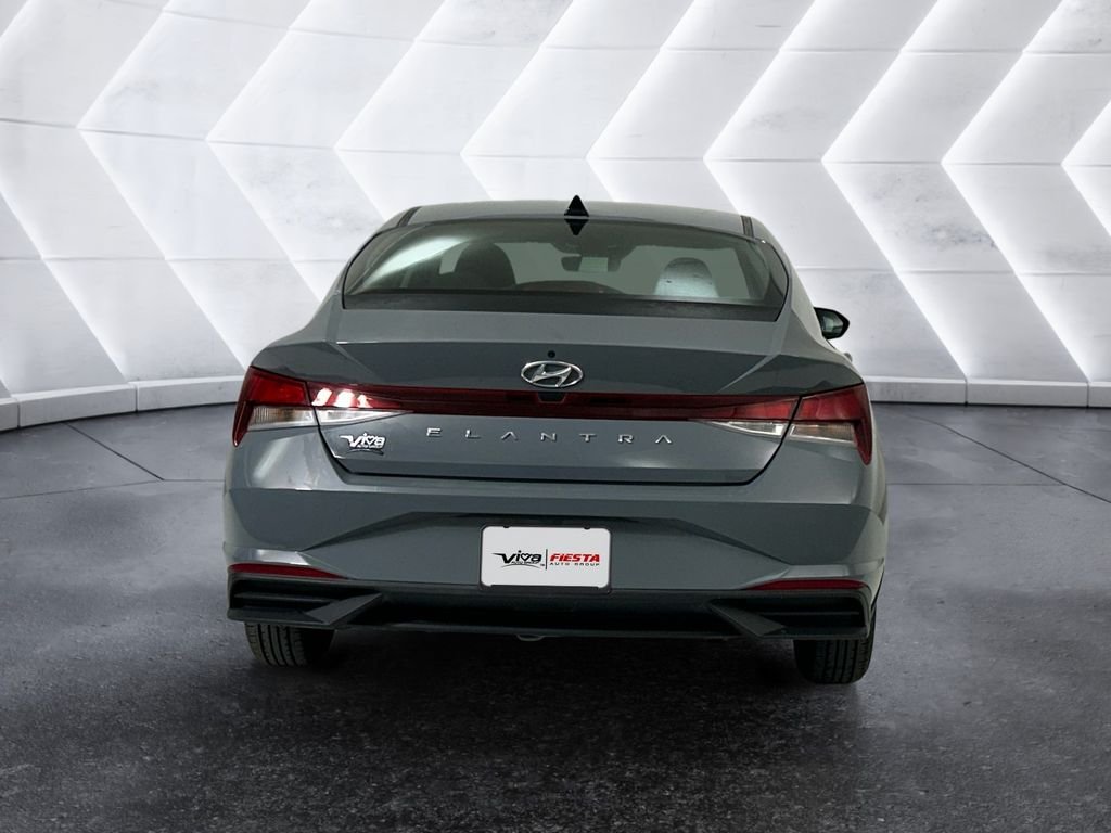 Used 2022 Gray Hyundai SE image 5