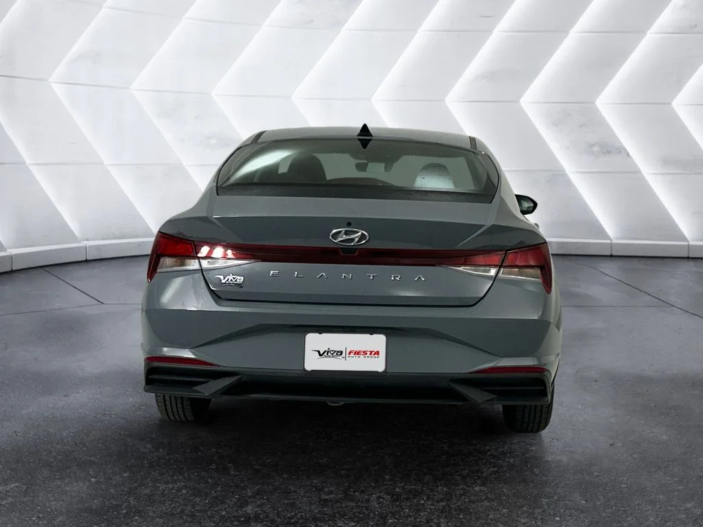 Used 2022 Gray Hyundai SE image 5