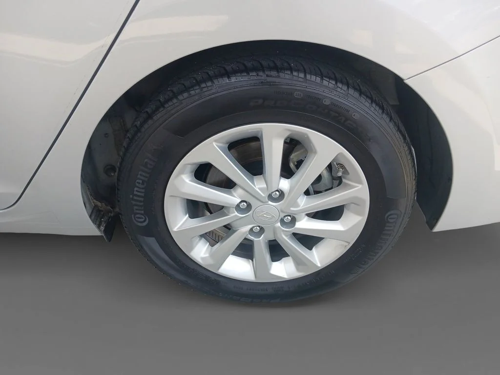 Used 2022 Silver Hyundai SEL image 8