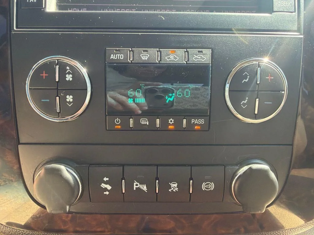 Used 2011 White GMC Denali image 39