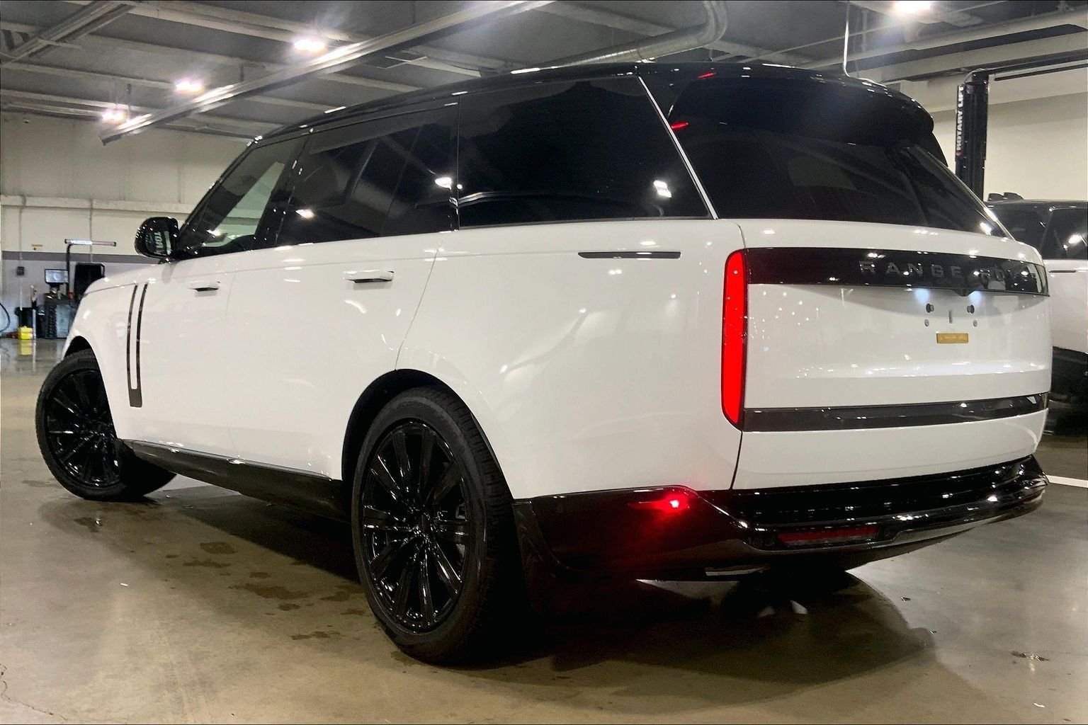 Certified Used 2026 Fuji White Land Rover SE image 3