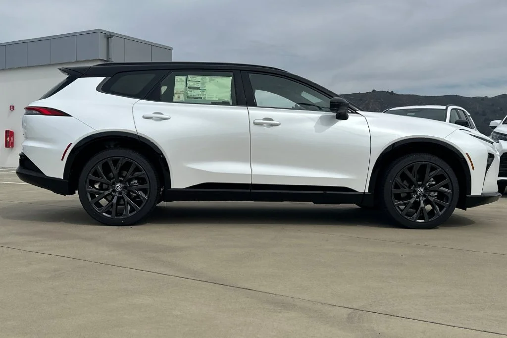 New 2026 Oxygen White with Black roof <sup>1</sup> Toyota  Limited image 3
