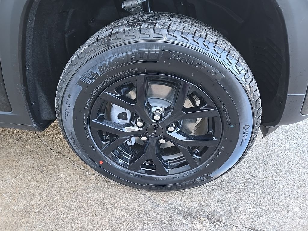 New 2026 Diamond Black Crystal Pearl-Coat Exterior Paint Jeep Altitude image 25