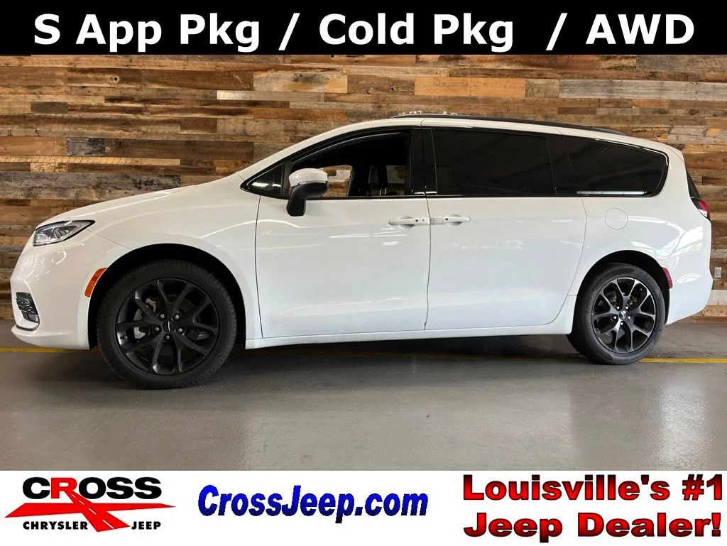2023 Chrysler Pacifica Touring L AWD's photo