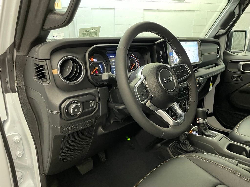 New 2026 Bright White Clear-Coat Exterior Paint Jeep Sahara image 14