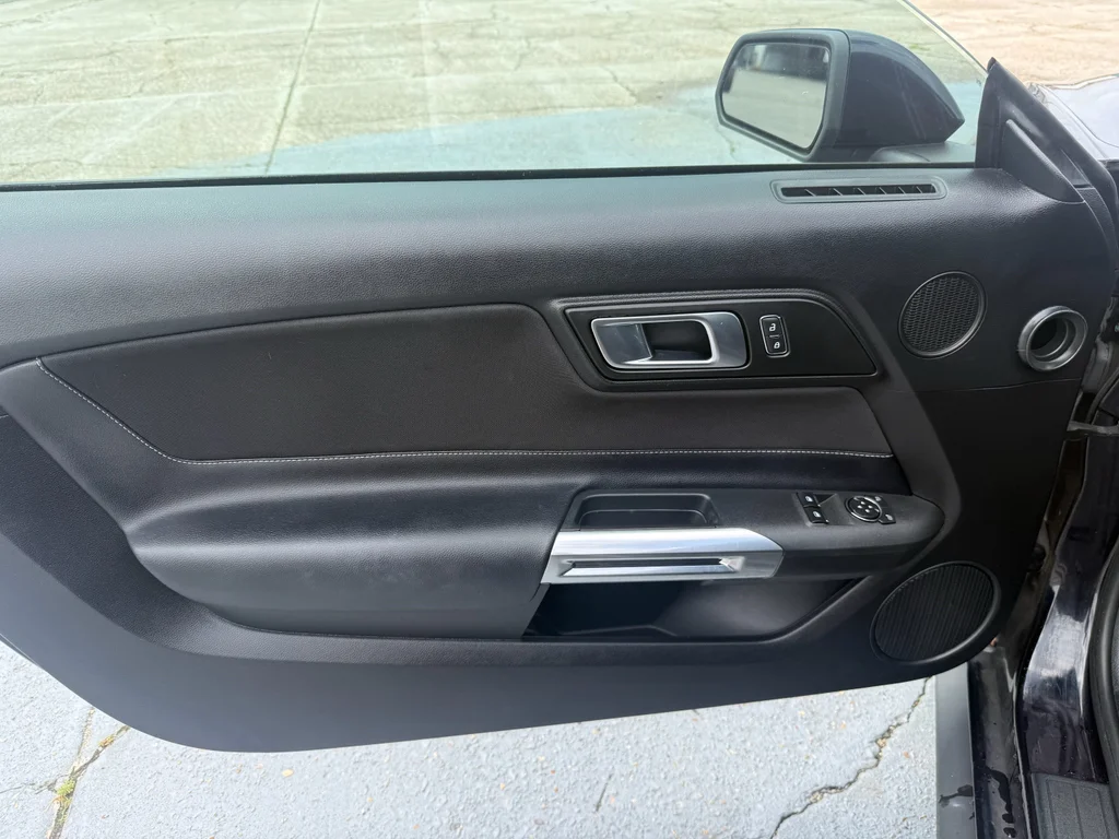 2021 Ford Mustang EcoBoost - Photo 11