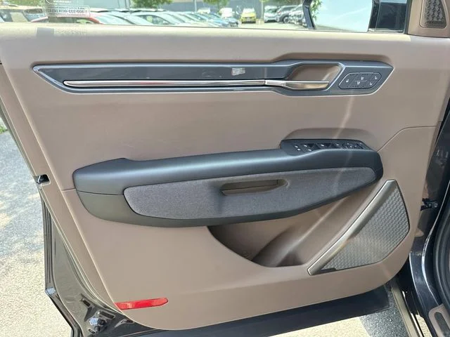 Used 2024  Kia Land image 24