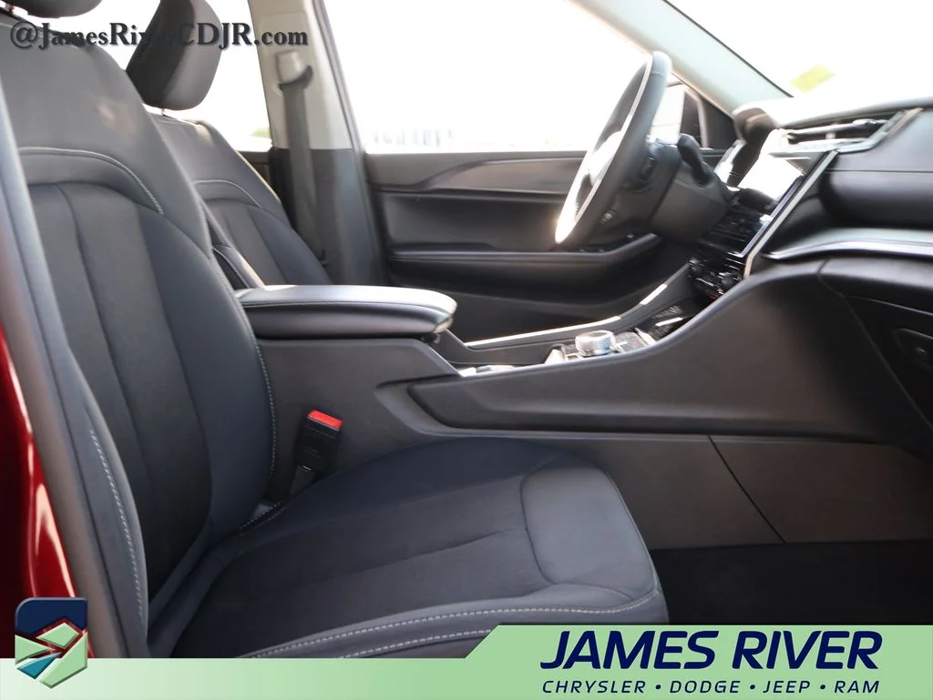 Used 2024 Red Jeep Laredo image 9