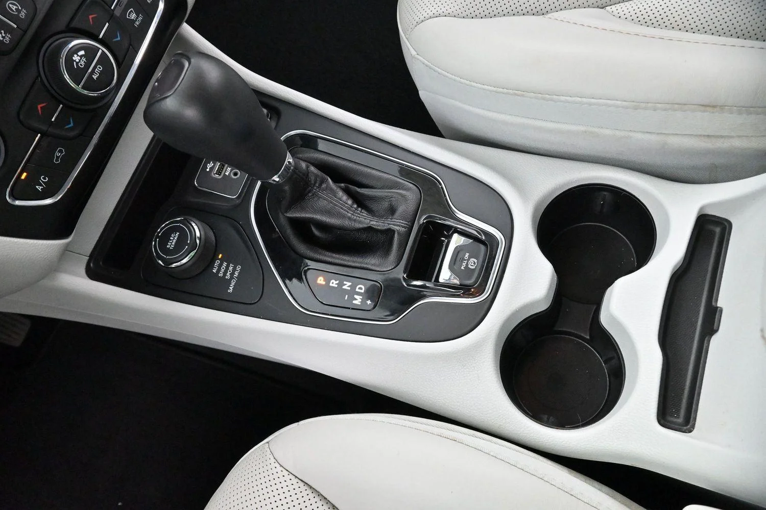 Used 2019 Bright White Clearcoat Jeep Limited image 24