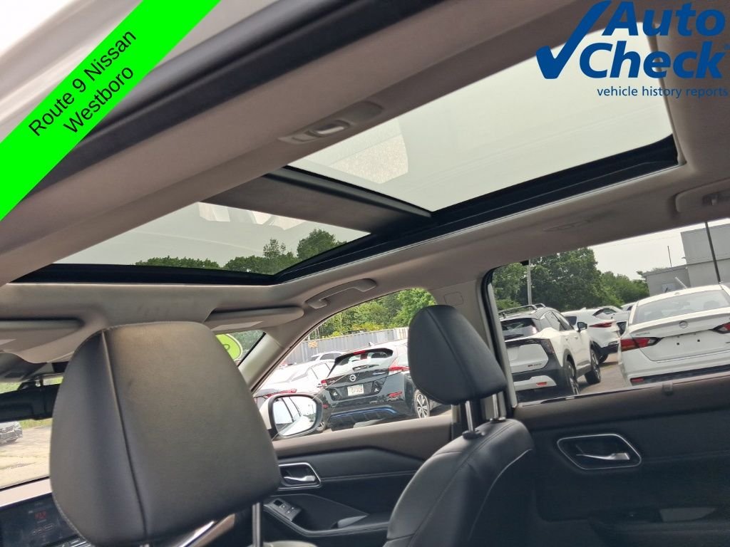 Used 2021 White Nissan SL image 12