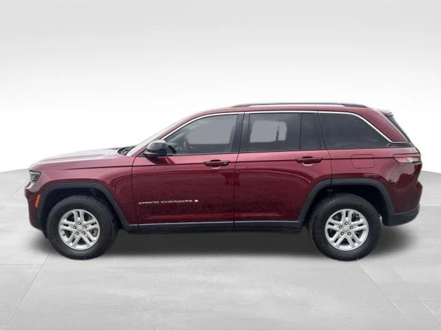 Used 2023 Red Jeep Laredo image 4