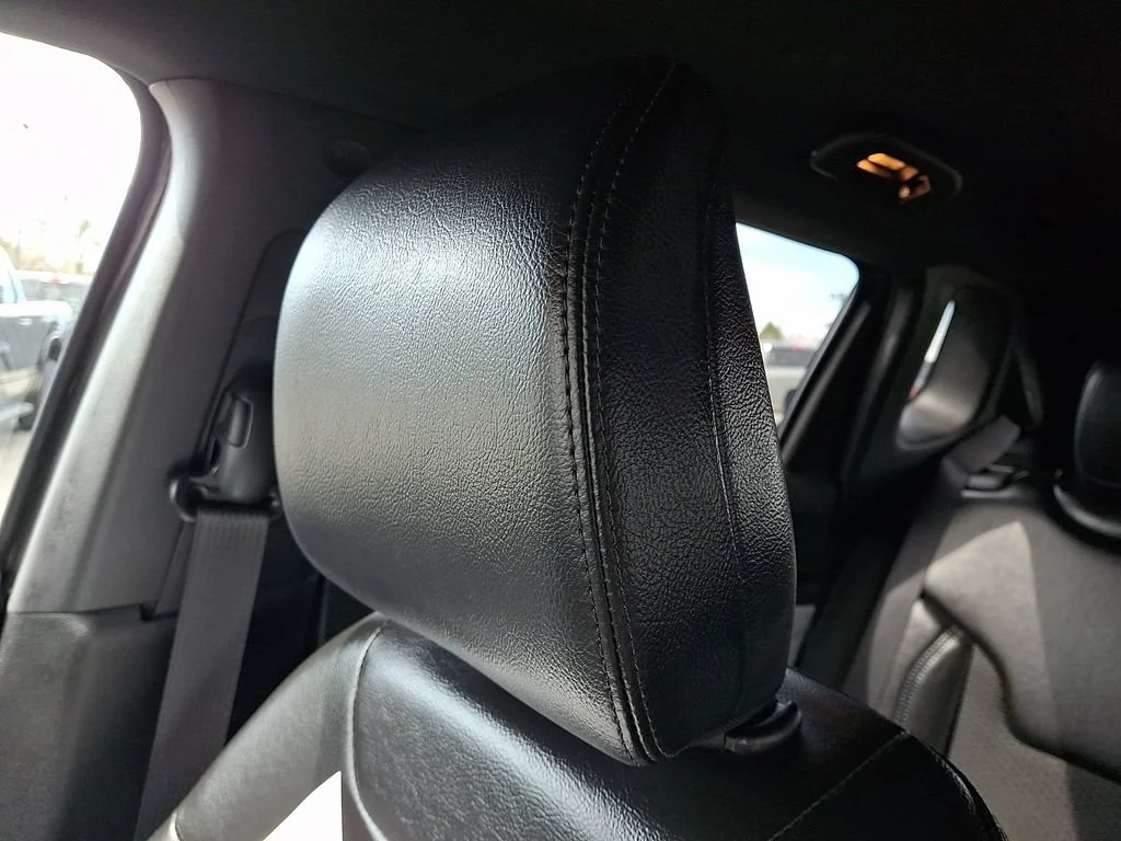 Used 2023 Granite Crystal Metallic Clearcoat Jeep Latitude image 18