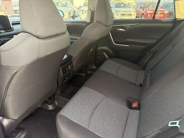 2025 Toyota RAV4 XLE - Photo 29